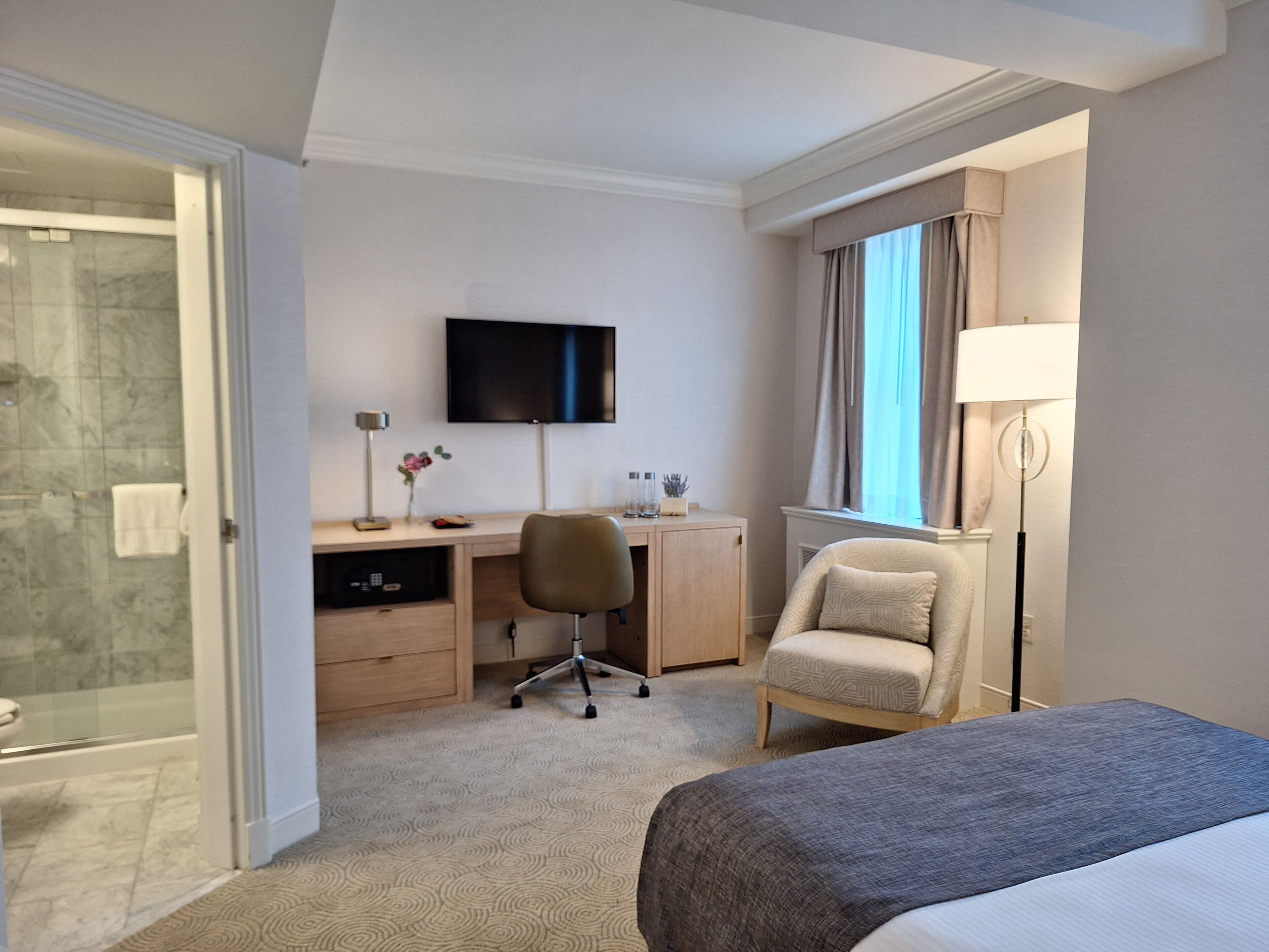 Standard Room | 高級寢具、房內夾萬、書桌、手提電腦工作空間