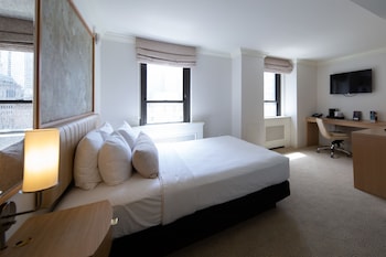 Standard Room | Premium bedding, in-room safe, desk, laptop workspace at Warwick Allerton - Chicago