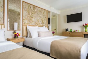 Two Queen Beds Room | Prémium ágynemű, széf a szobában és íróasztal