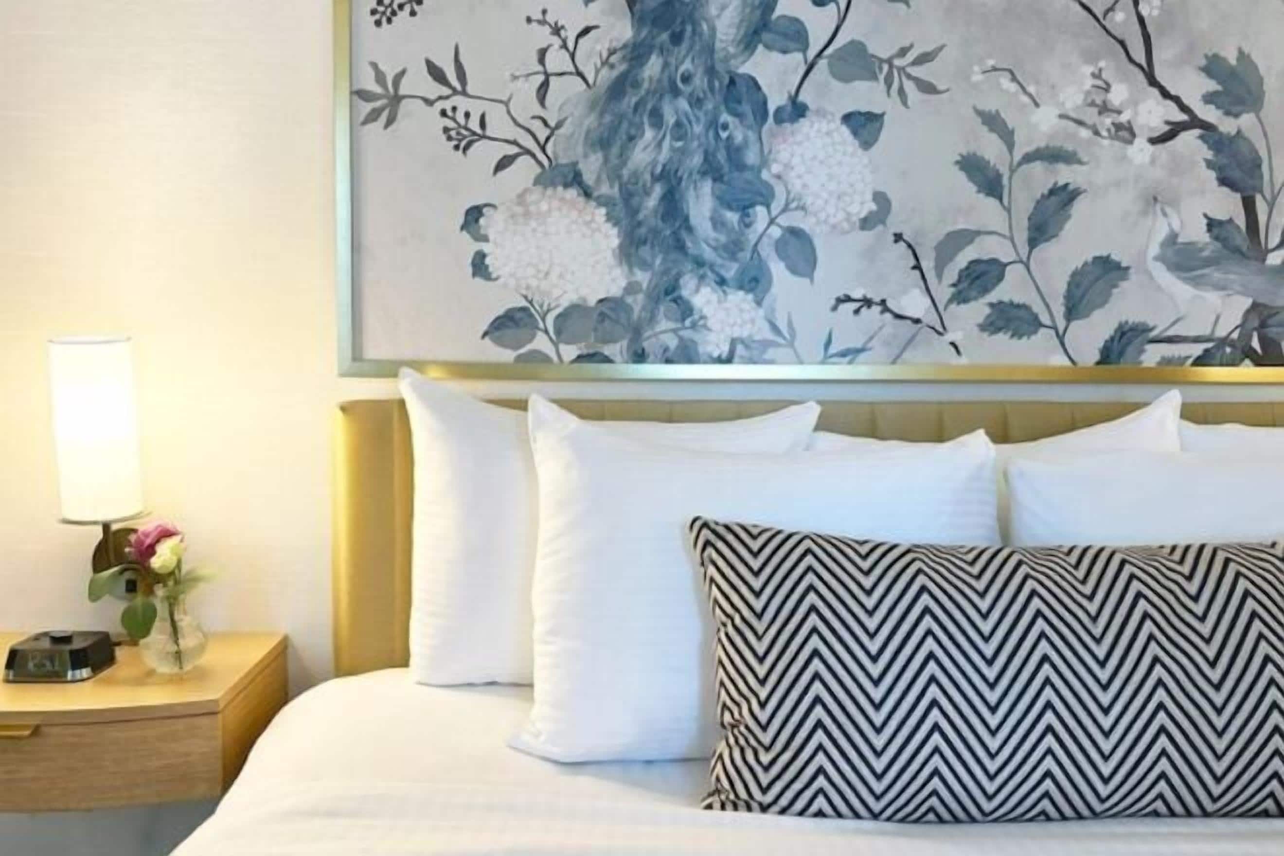 高档床上用品、客房内保险箱、办公桌、笔记本电脑工作区