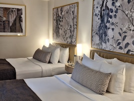Two Queen Beds Room | Hochwertige Bettwaren, Zimmersafe, Schreibtisch