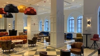 Sitting area in hotel lobby at Warwick Allerton - Chicago