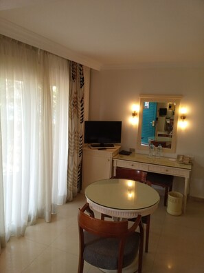 32-inch LED TV with satellite channels, TV - Cairo Pyramids Hotel (Giza)