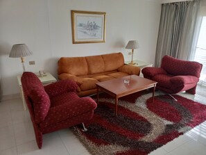 Family Room – Garden View | Coin séjour | Télévision LED de 32 pouces avec chaînes par satellite, télévision