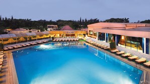 A large indoor swimming pool with lounge chairs and a restaurant named "Il Giardino" in the background. - Cairo Pyramids Hotel (Giza)