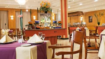 Desayuno buffet (USD 20 por persona) 