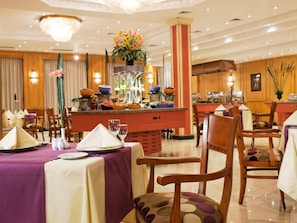 Desayuno buffet (USD 20 por persona) 