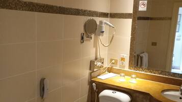 Tina, amenidades de baño gratuitas, secadora de cabello, batas