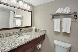 Articles de toilette gratuits, sèche-cheveux, serviettes fournies