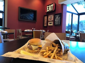 早餐，供應午餐和晚餐