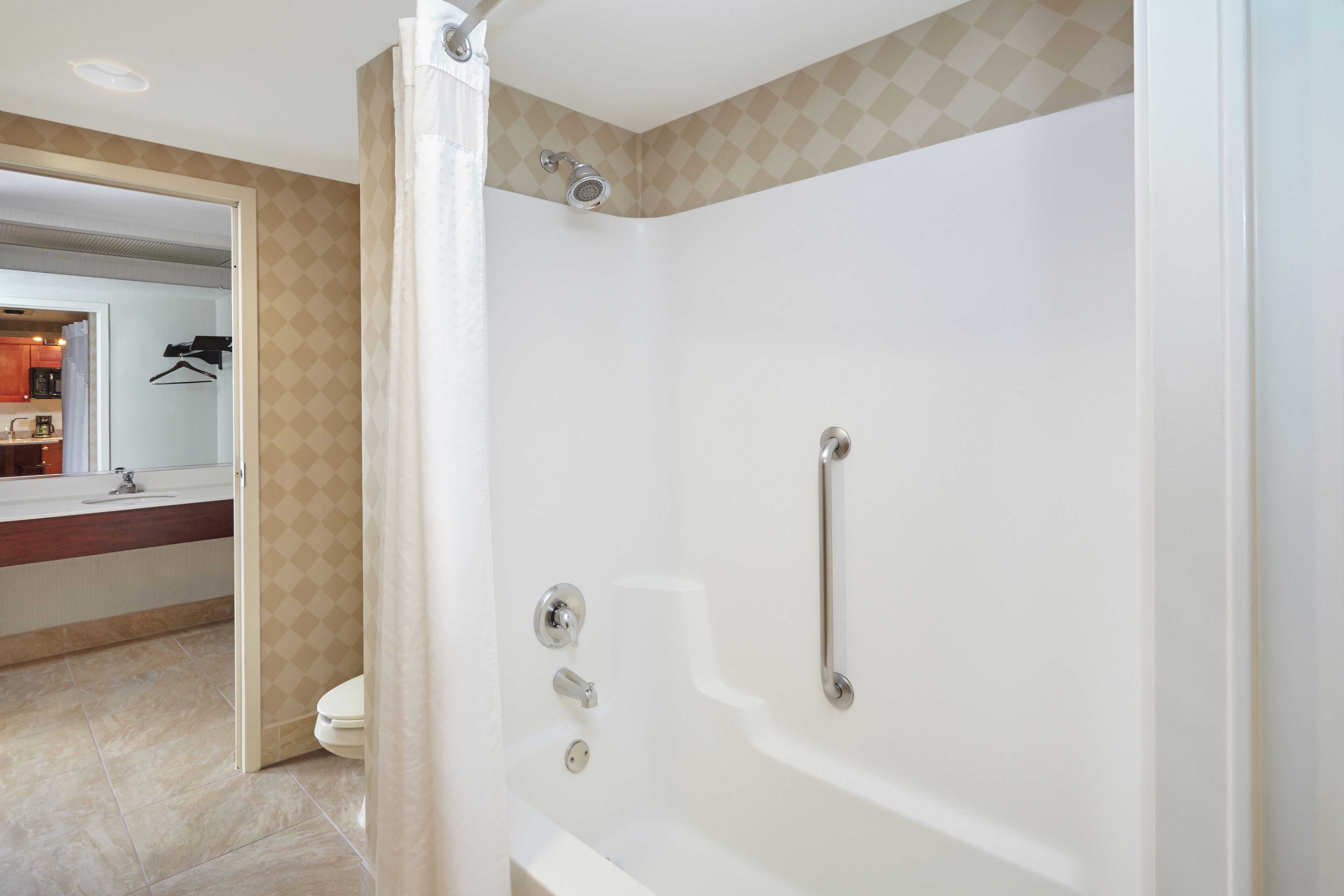 standard room, 1 king bed, roll-in shower (mobility, roll-in shower) | bathroom | free toiletries, hair dryer, towels