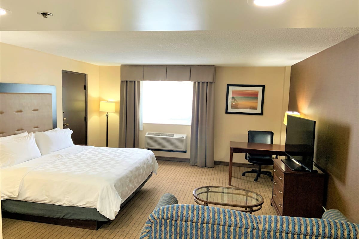 Premium bedding, pillowtop beds, in-room safe, desk