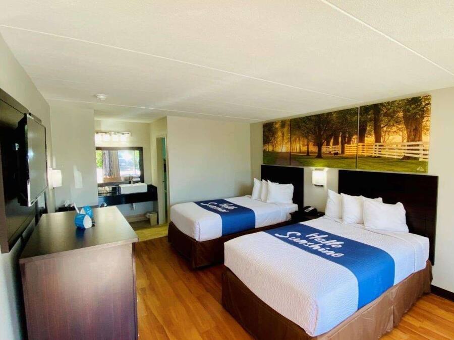 Schreibtisch, laptopgeeigneter Arbeitsplatz, Verdunkelungsvorhänge