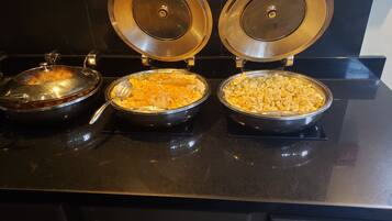 Café da manhã feito na hora grátis todos os dias