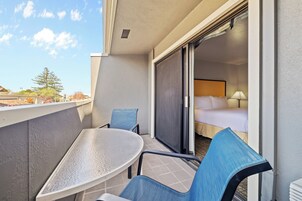 Escritorio y espacio para trabajar con laptop 