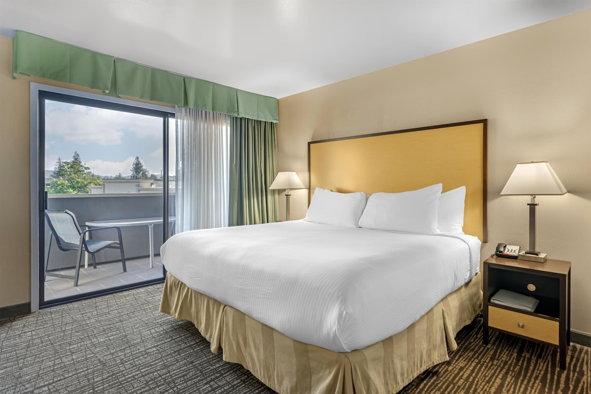Standard Room, 1 Queen Bed, Non Smoking, Microwave