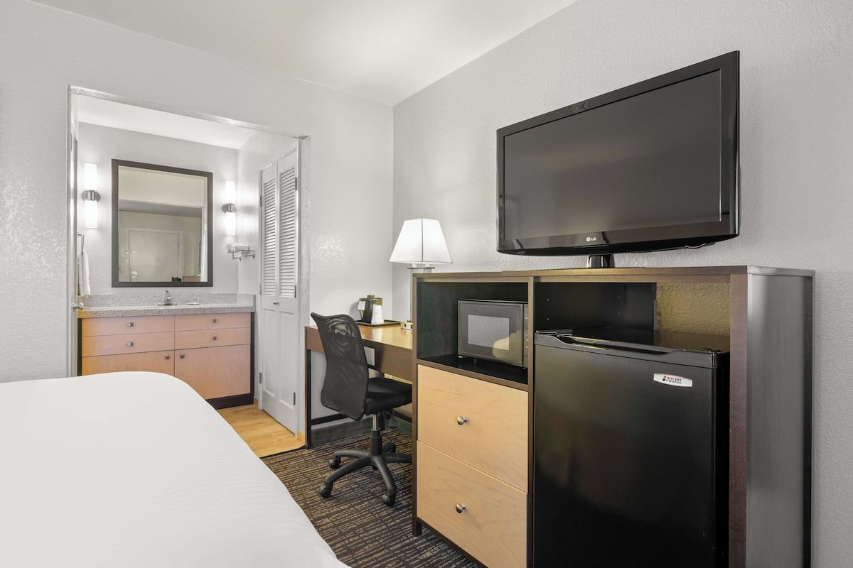 Desk, laptop workspace, iron/ironing board, WiFi