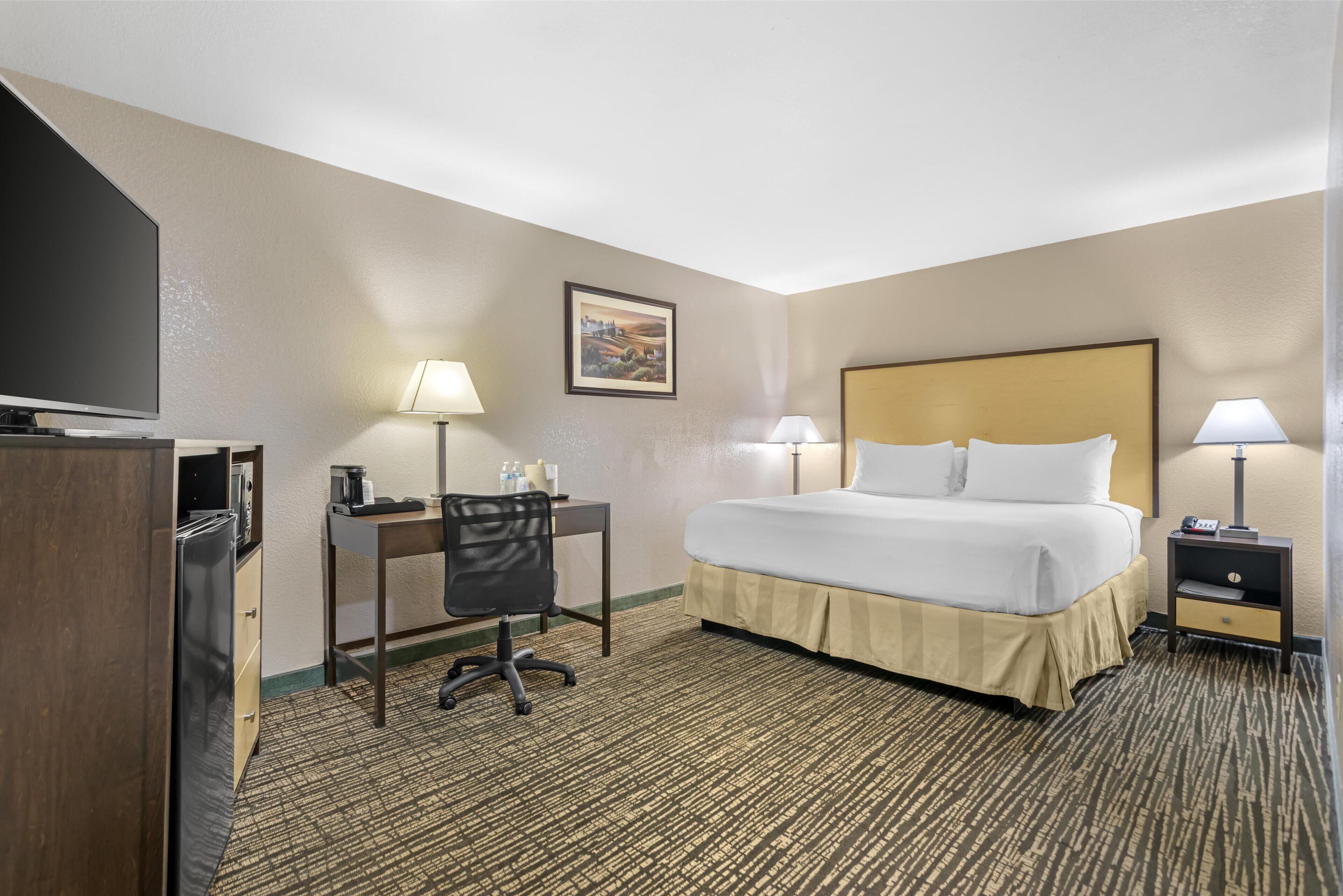 standard room, 1 queen bed, non smoking, microwave | desk, laptop workspace, iron/ironing board, wifi