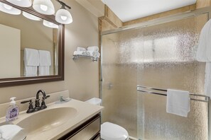 Suite, 2 grands lits, non-fumeur, cuisine (Separate Living Room) | Salle de bain