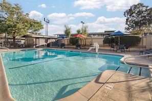 Piscine extérieure, chaises longues