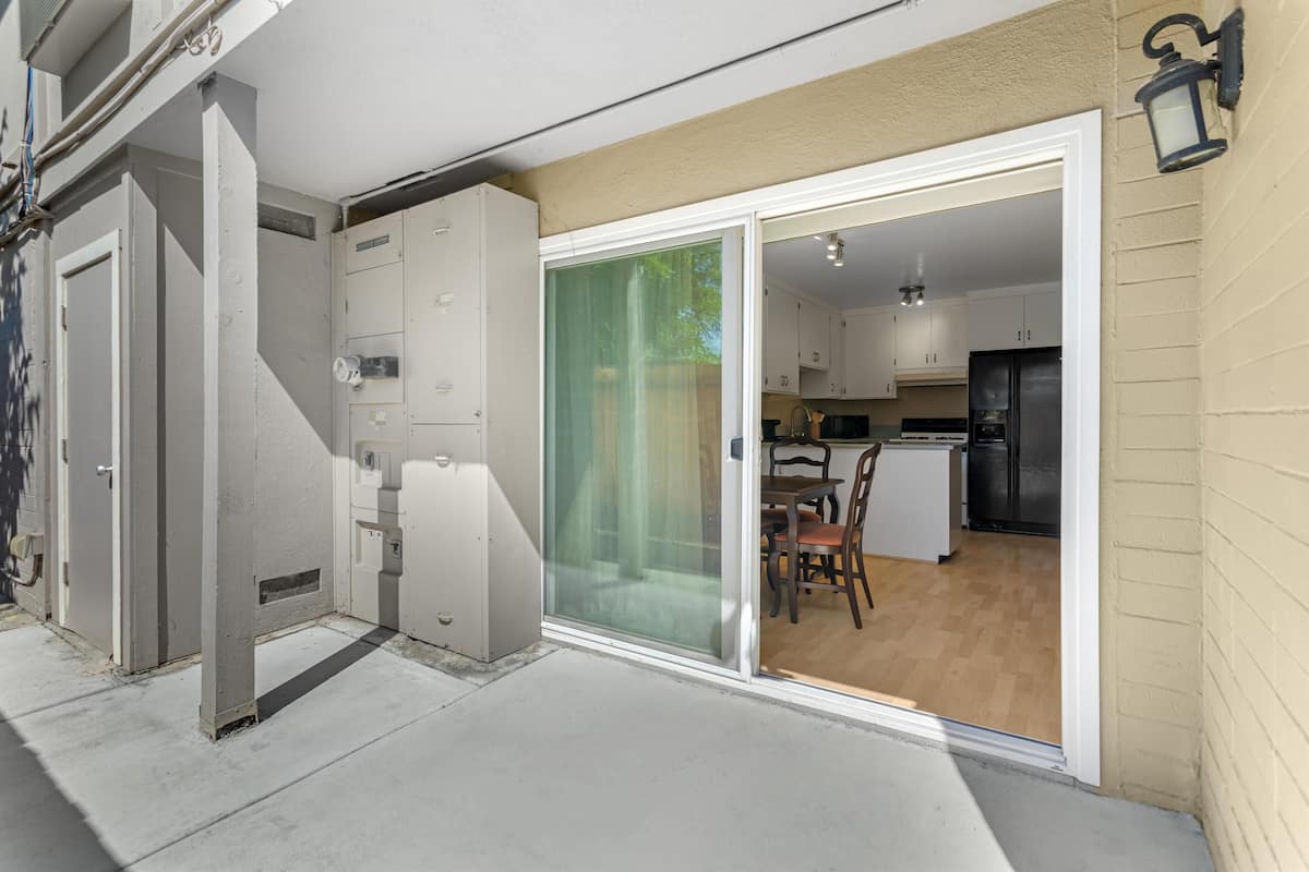 スイート クイーンベッド 2 台 禁煙 キッチン (Separate Living Room) | 1 室のベッドルーム、デスク、ノートパソコン用作業スペース、アイロン / アイロン台