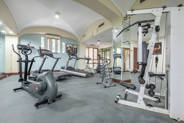 A gym with treadmills, elliptical machines, and weight equipment. - Holiday Inn Guadalajara Expo by IHG (Zapopan)