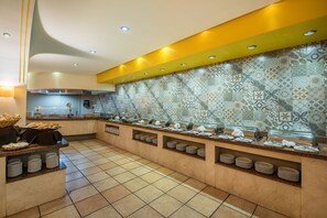 Daily buffet breakfast (MXN 425 per person)