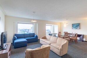 Suite, 1 Schlafzimmer, Stadtblick | Zimmersafe, Schreibtisch, Verdunkelungsvorhänge, Bügeleisen/Bügelbrett