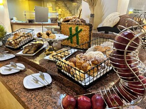 2 restauranter, frokost, lunsj og middag serveres, meksikanske retter