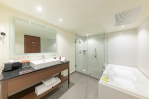 Suite, 1 slaapkamer, uitzicht op stad | Een kluis op de kamer, een bureau, verduisterende gordijnen
