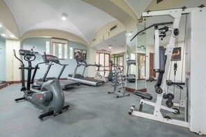 A gym with treadmills, weight machines, and mirrors. - Holiday Inn Guadalajara Expo by IHG (Zapopan)