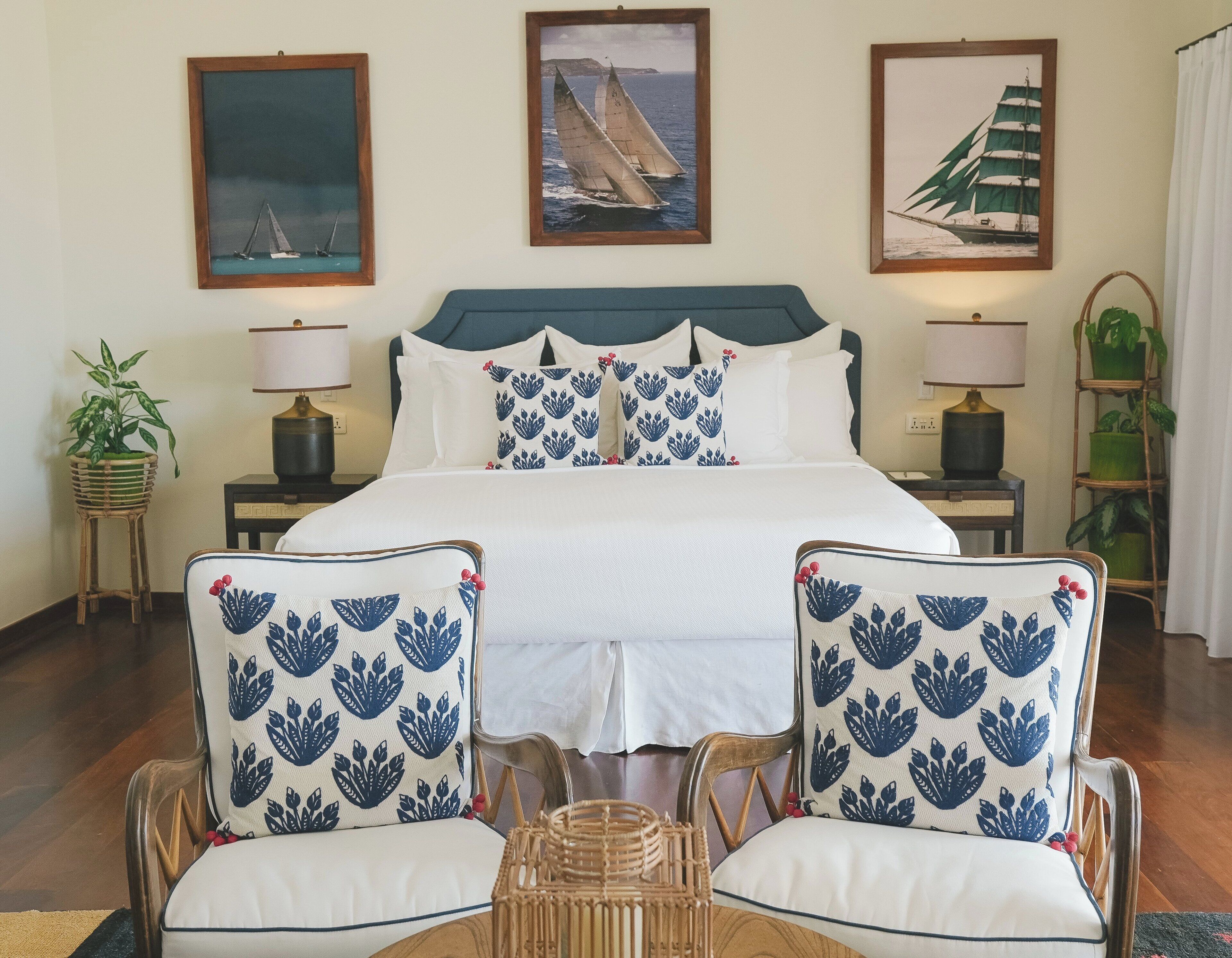 Minibar, in-room safe, WiFi (free), bed sheets