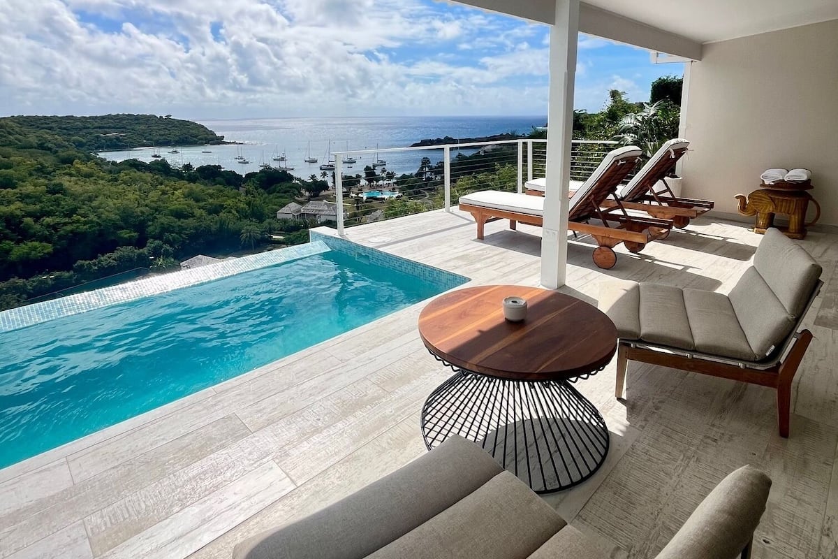 Hillside Pool Suite | Minibar, in-room safe, free WiFi, bed sheets