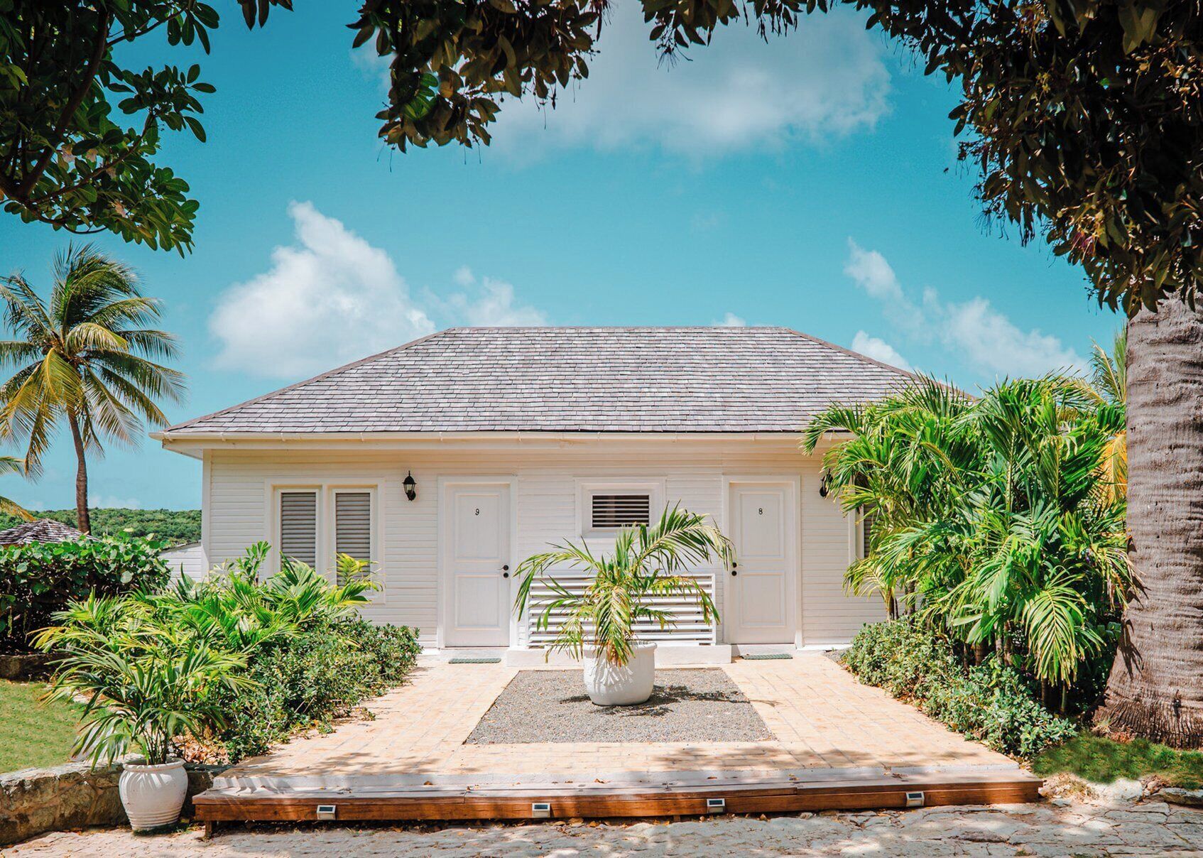 En la playa, playa de arena blanca, camastros y sombrillas 