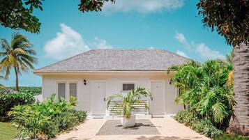 En la playa, playa de arena blanca, camastros y sombrillas