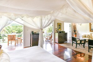Deluxe Junior Suite | Minibar, in-room safe, free WiFi, bed sheets