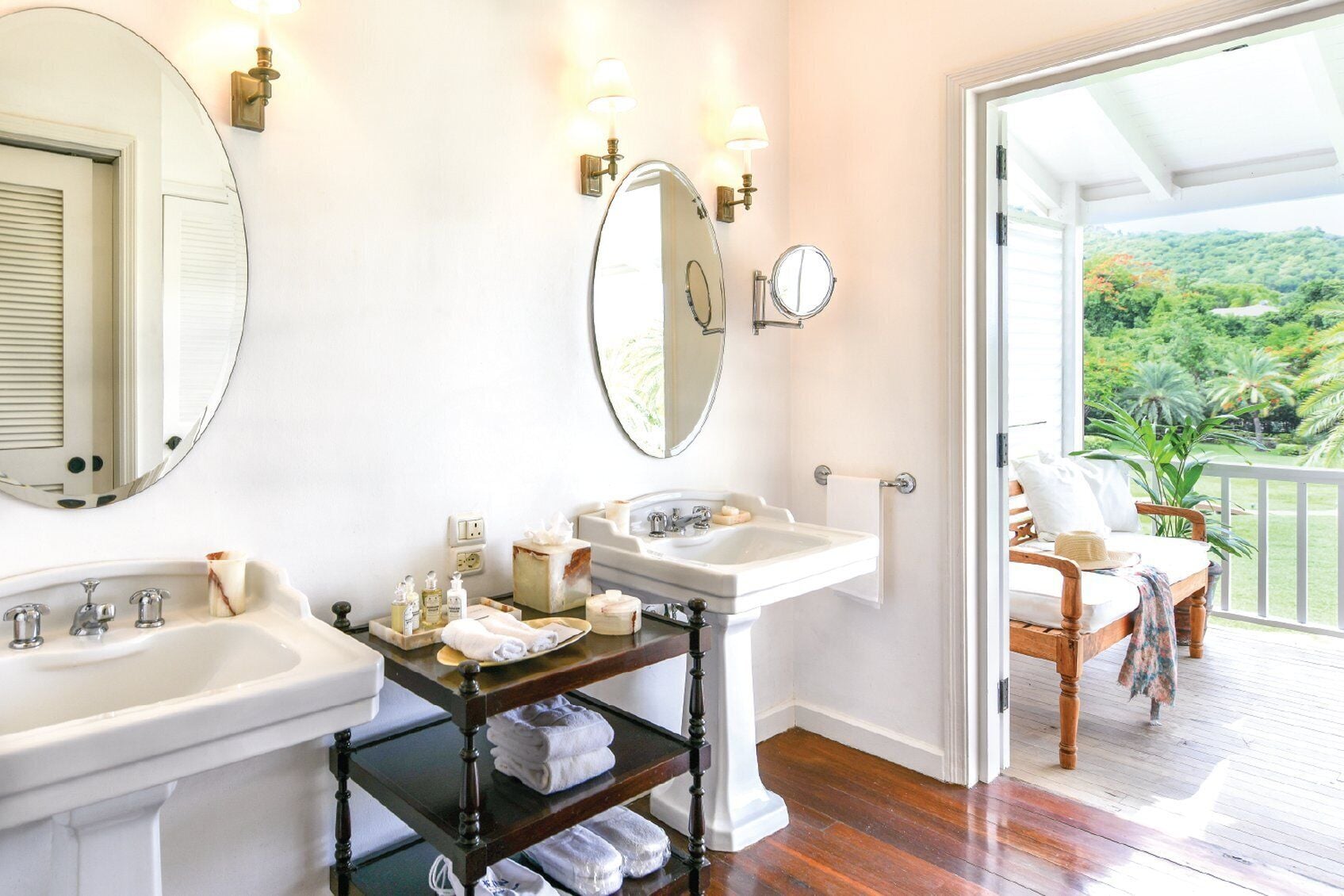 deluxe junior suite | 1 bedroom, minibar, in-room safe, free wifi