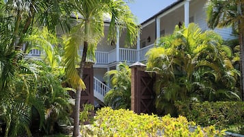 Deluxe Junior Suite | Minibar, in-room safe, free WiFi, bed sheets