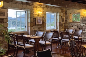 2 restaurants servant le déjeuner