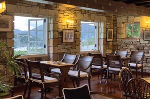 2 restaurants servant le déjeuner