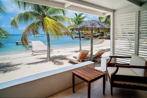 På stranden, hvit sand, solsenger og parasoller