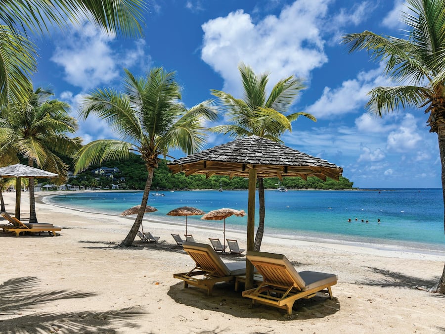 Am Strand, weißer Sandstrand, Liegestühle, Sonnenschirme
