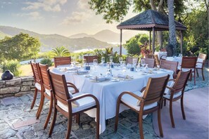 2 restaurantes, se sirve desayuno