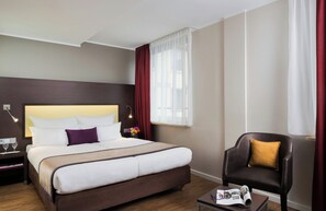 Quarto conforto | Cofres nos quartos, escrivaninha, cortinas blackout