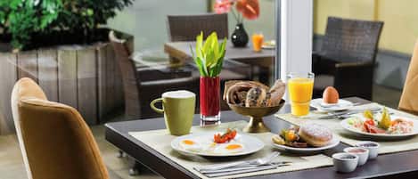Desayuno buffet diario (EUR 19 por persona)