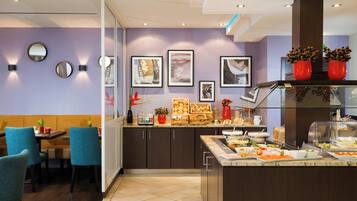 Tägliches Frühstücksbuffet (19 EUR pro Person)
