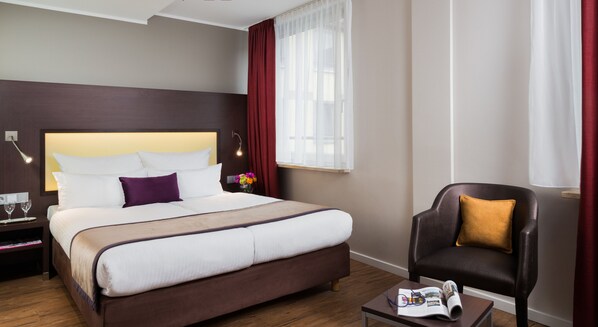 セーフティボックス (室内)、デスク、遮光カーテン、防音設備