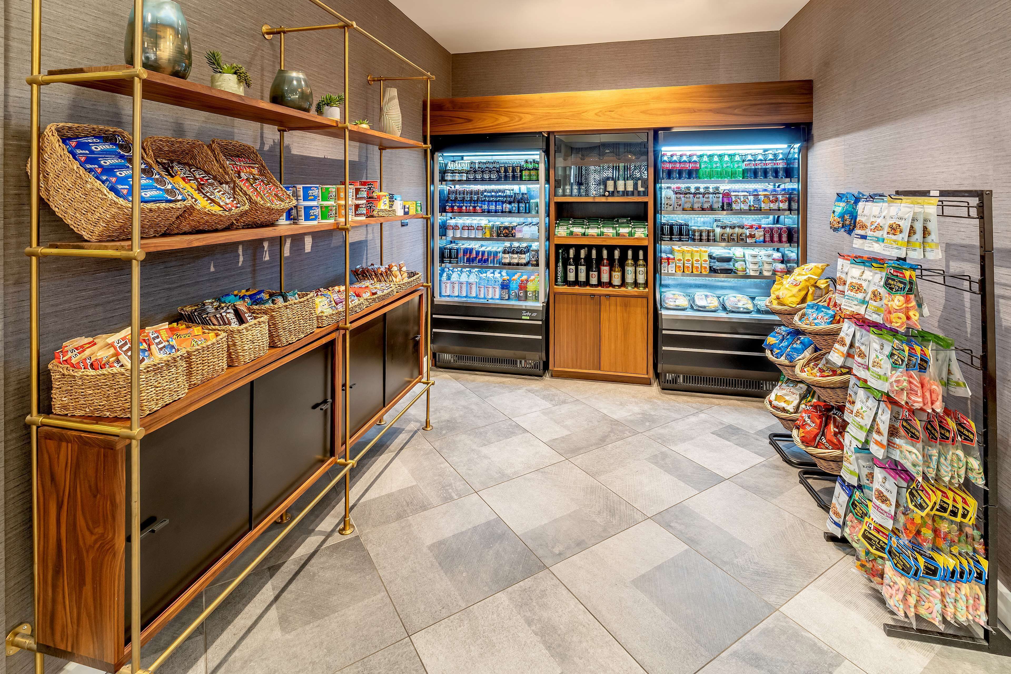 Un supermercado con estantes repletos de bocadillos, bebidas y productos envasados.