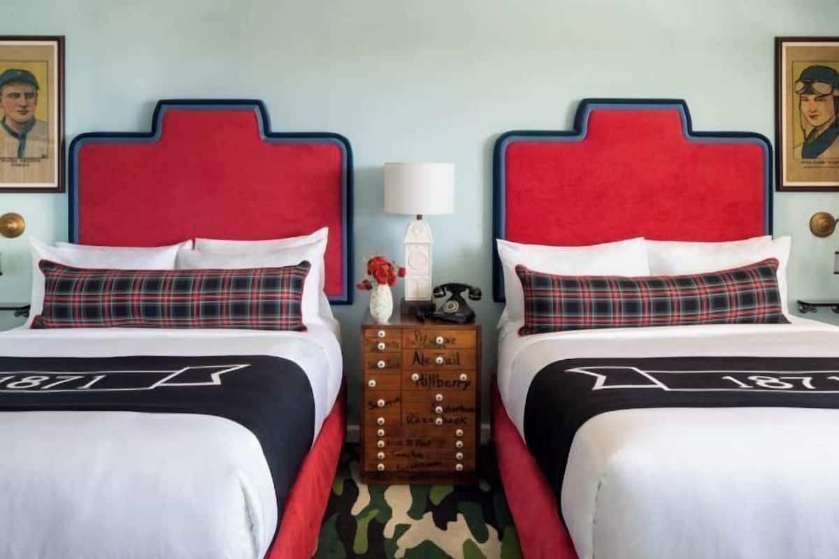 Bäddmadrasser, värdeförvaringsskåp på rummet och skrivbord