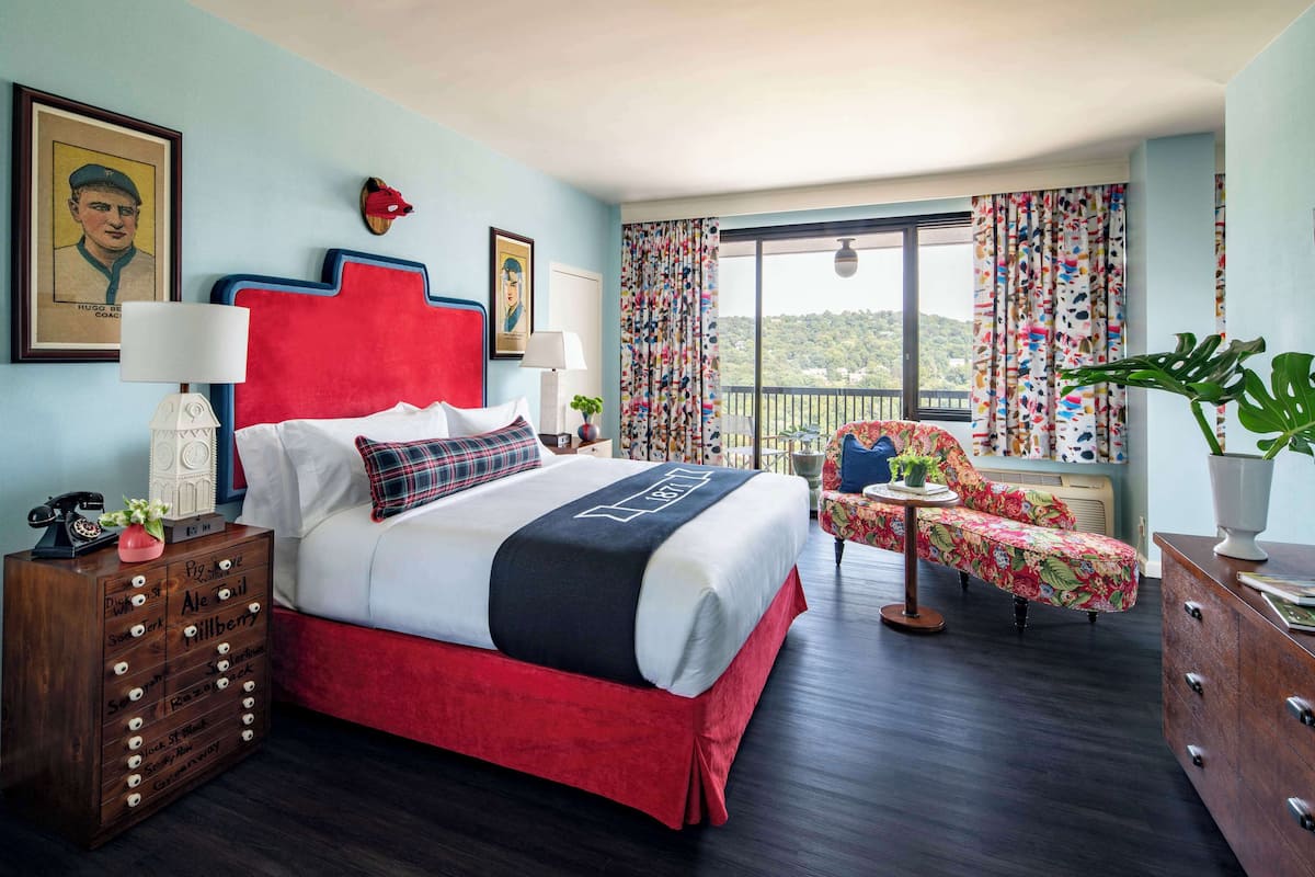 room, 1 king bed, balcony | pillow-top beds, in-room safe, desk, iron/ironing board